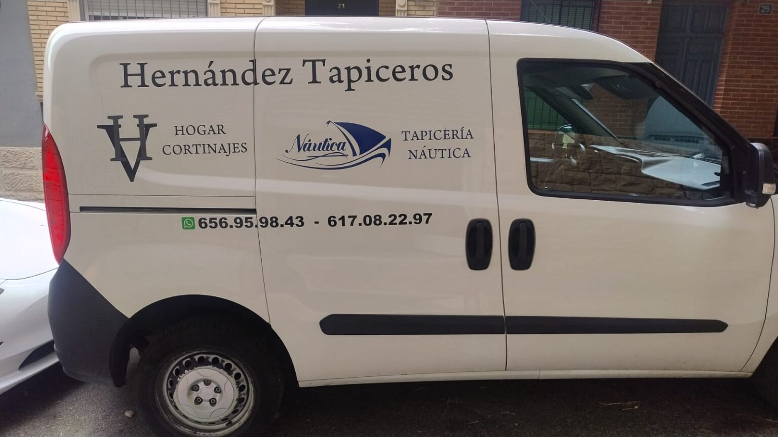 Te asesoramos para elegir el tejido perfecto en nuestro catálogo de tejidos, pensamos contigo el acabado y nos ocupamos de todo: recogida y entrega a domicilio, reparación de estructuras, restauración de muebles tapizados y cortinas a medida con instalación.